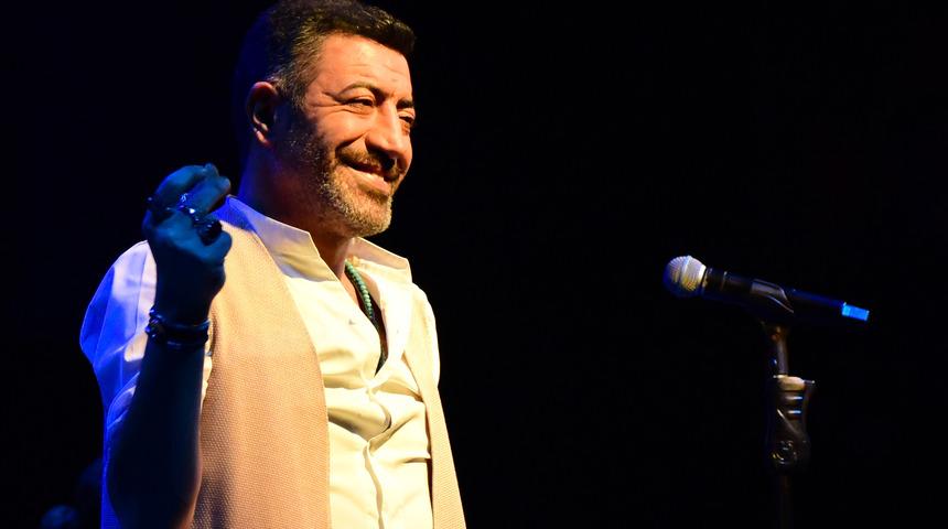 Hakan Altun, hayranlarını hem duygulandırdı hem de coşturdu