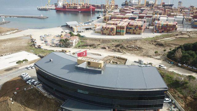 12 yıldır limanın yönetildiği konteyneri, yeni yönetim binasının üzerine koydurttu