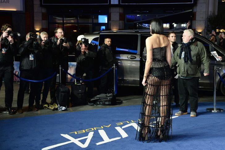 Dua Lipa kafes elbisesiyle kırmızı halıya damga vurdu G3