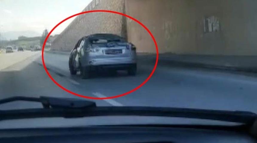 Hatay'da trafikte şoke eden görüntü! Kaza yaptığı araçla yoluna devam edince...