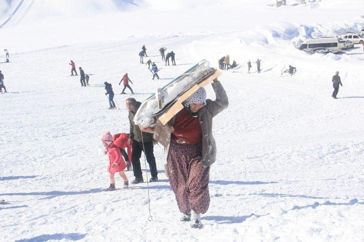 Hakkarili kadınlar kızaklarla kaymaya koştu G2