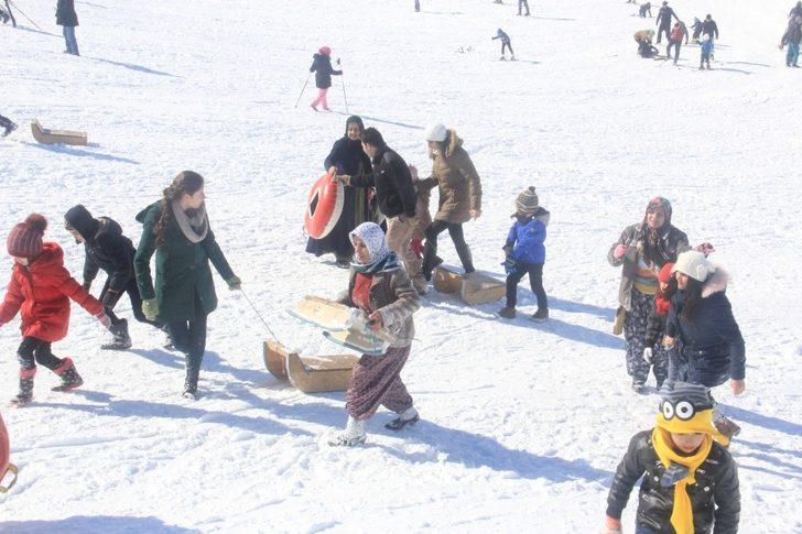 Hakkarili kadınlar kızaklarla kaymaya koştu G3