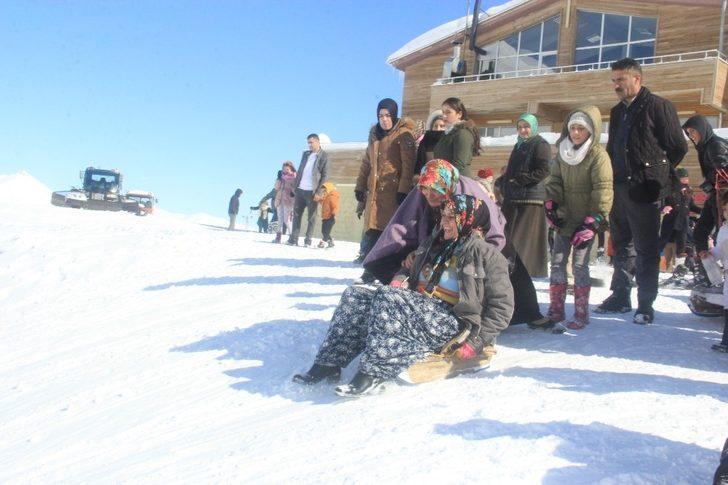 Hakkarili kadınlar kızaklarla kaymaya koştu G4