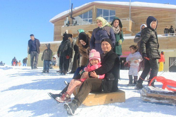 Hakkarili kadınlar kızaklarla kaymaya koştu G5