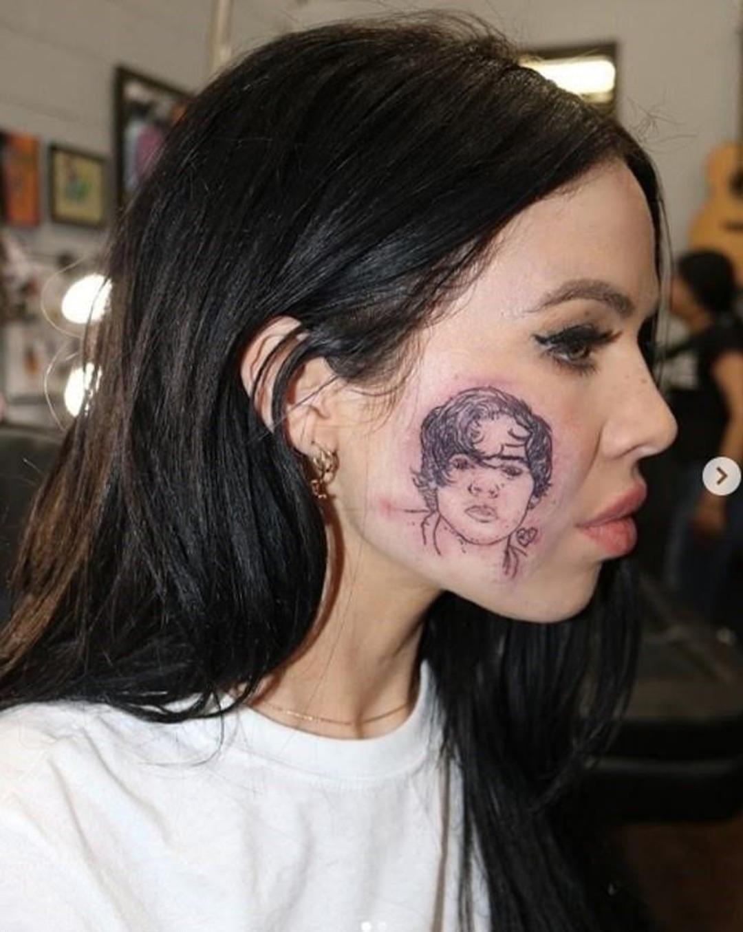 Yanağındaki d&ouml;vmeyle t&uuml;m d&uuml;nyayı kandırmış