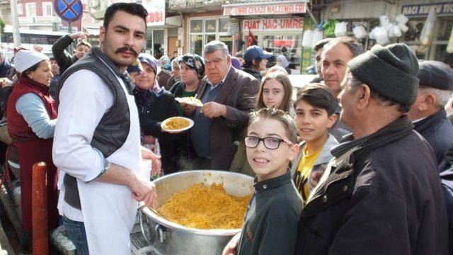 Burhaniye’de umrecilere pilavlı uğurlama