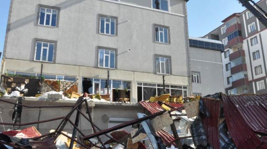 Bitlis'te &ccedil;atıdan d&uuml;şen kar kafeyi &ccedil;&ouml;kertti: 1 &ouml;l&uuml;, 7 yaralı