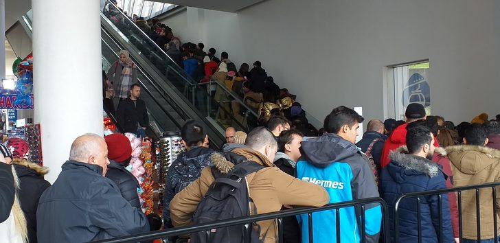 Fiyatlar yarı yarıya ucuzladı, yüzlerce metre kuyruk oluştu  G1