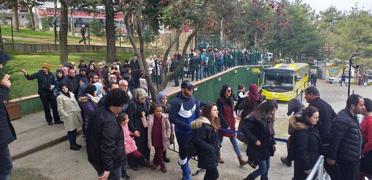 Fiyatlar yarı yarıya ucuzladı, yüzlerce metre kuyruk oluştu  G2