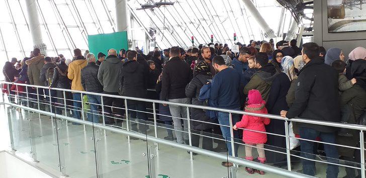 Fiyatlar yarı yarıya ucuzladı, yüzlerce metre kuyruk oluştu  G3