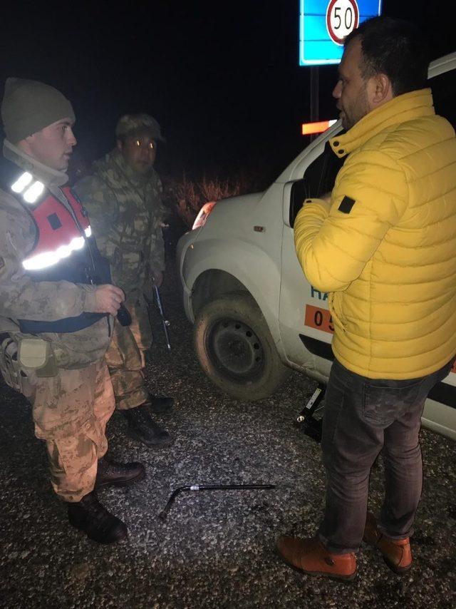 Lastiği patlayan sürücünün yardımına jandarma ve köy korucuları koştu