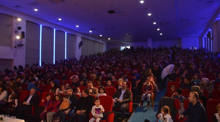 &Ccedil;ocuklar aileleriyle birlikte tiyatronun keyfini &ccedil;ıkardı