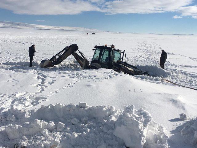 İş makinesinin tekerleri, donan Çıldır Gölü'nde buza saplandı