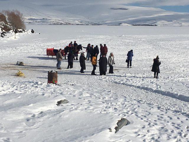 İş makinesinin tekerleri, donan Çıldır Gölü'nde buza saplandı
