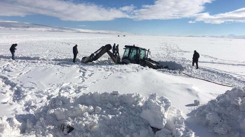 İş makinesinin tekerleri, donan &Ccedil;ıldır G&ouml;l&uuml;'nde buza saplandı