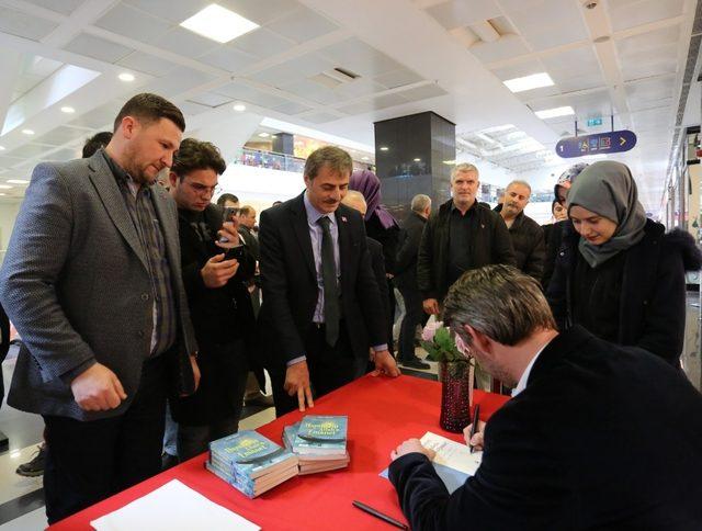 Başkan Alemdar’dan Sakaryalı yazara imza günü ziyareti