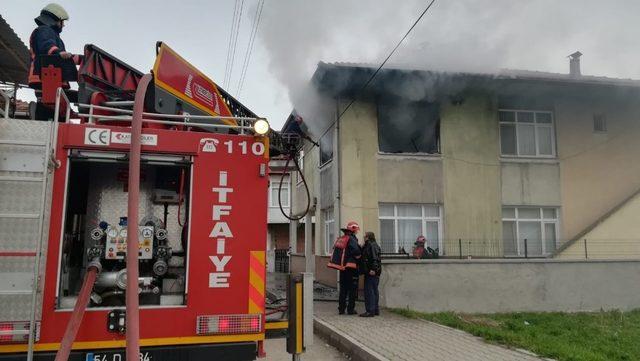 Akyazı’da ev yangını itfaiye ekiplerince söndürüldü