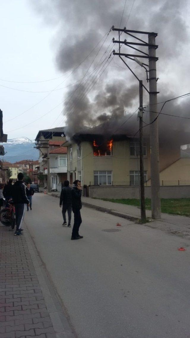 Akyazı’da ev yangını itfaiye ekiplerince söndürüldü