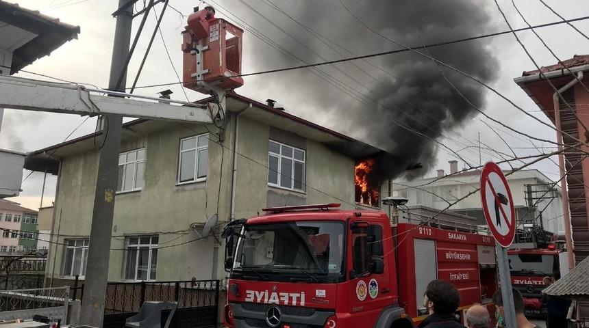 Akyazı&rsquo;da ev yangını itfaiye ekiplerince s&ouml;nd&uuml;r&uuml;ld&uuml;
