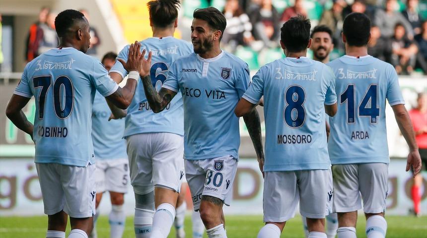 Başakşehir farkı a&ccedil;ıyor! Rahat 3 puan...