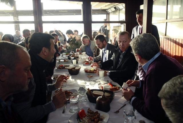 Erdoğan, Tarihi Çınaraltı Çay Bahçesi'nde vatandaşlarla sohbet etti 