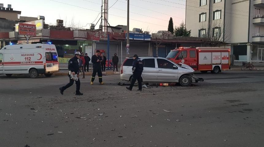 Kamyon ile otomobil &ccedil;arpıştı: 1 Yaralı