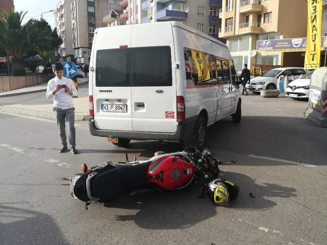 Kocaeli’nde motosiklet ile minibüs çarpıştı: 1 yaralı