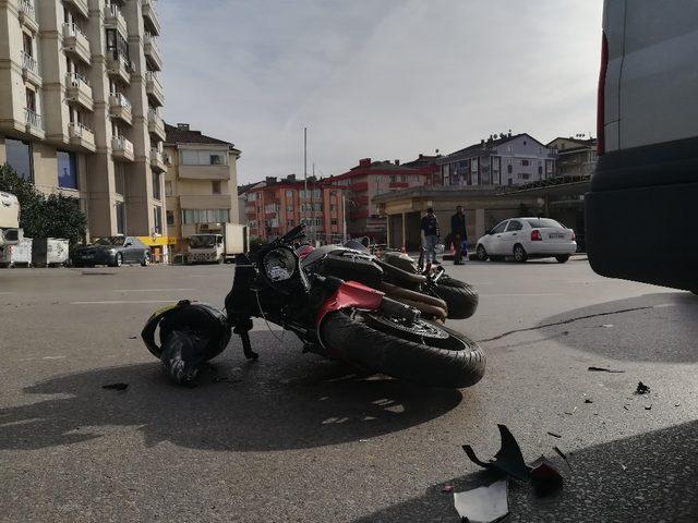 Kocaeli’nde motosiklet ile minibüs çarpıştı: 1 yaralı