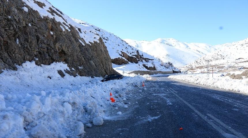 Buzda kayan otomobil takla attı: 3 Yaralı
