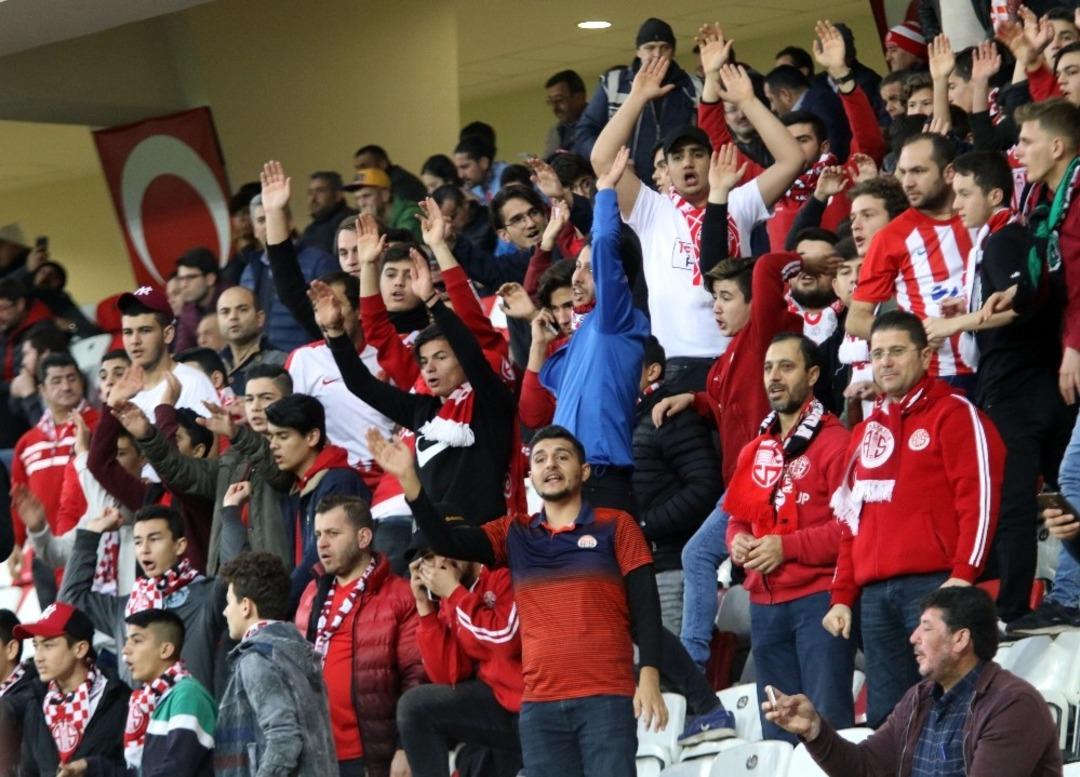 Spor Toto S&uuml;per Lig: Antalyaspor: 0 - Beşiktaş: 0 (Ma&ccedil; devam ediyor)