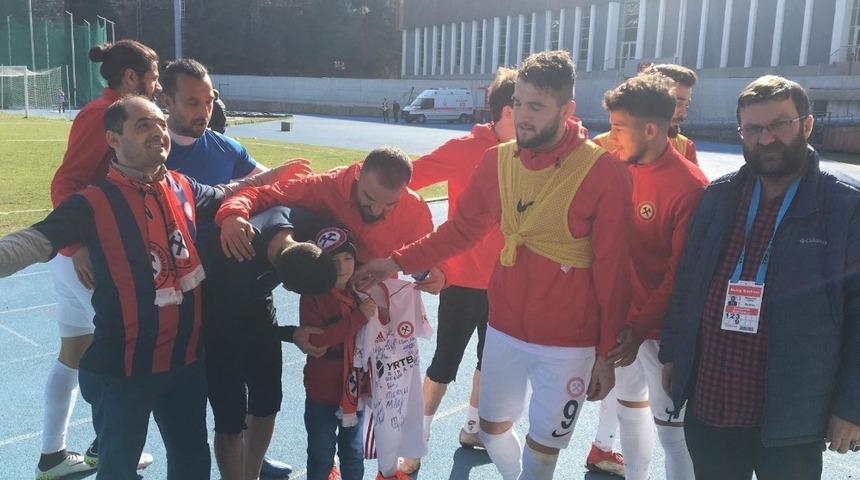 &rsquo;Takımı kazansın&rsquo; diye dua eden minik taraftara K&ouml;m&uuml;rspor forma hediye etti
