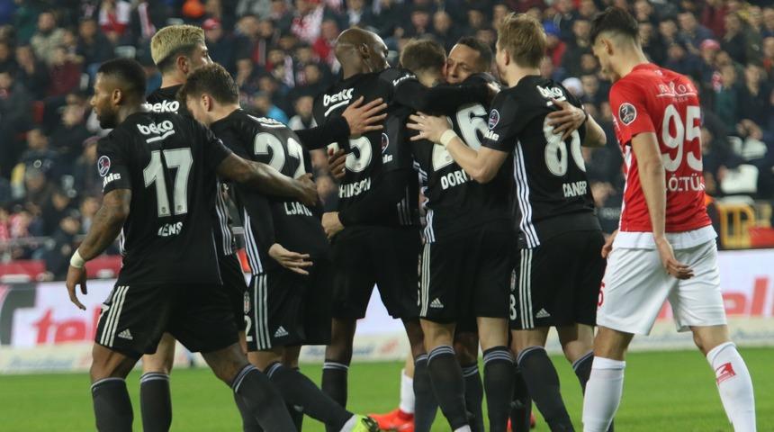 Adriano: Beşiktaş'la sözleşmemi uzatmak isterim