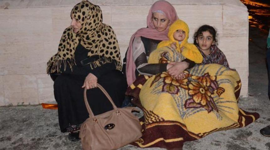 Evlerine geldiklerinde şoka girdiler! Suriyeli aile kucaklarında çocukla sokakta kaldı!