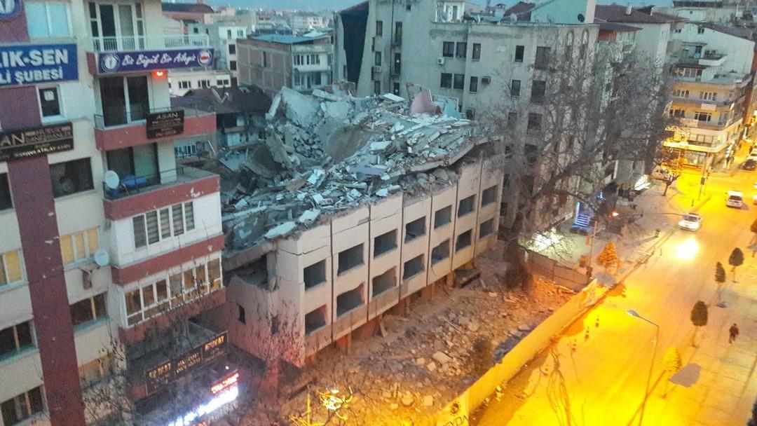 Yıkım &ccedil;alışması yapılırken &ccedil;&ouml;kt&uuml;: Savaş alanına d&ouml;nd&uuml; 