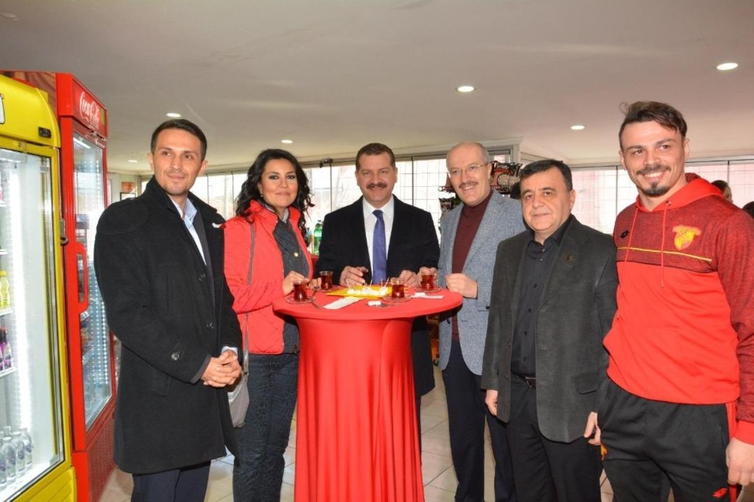 Futbol okulu a&ccedil;ılışına protokol yoğun  ilgi g&ouml;sterdi