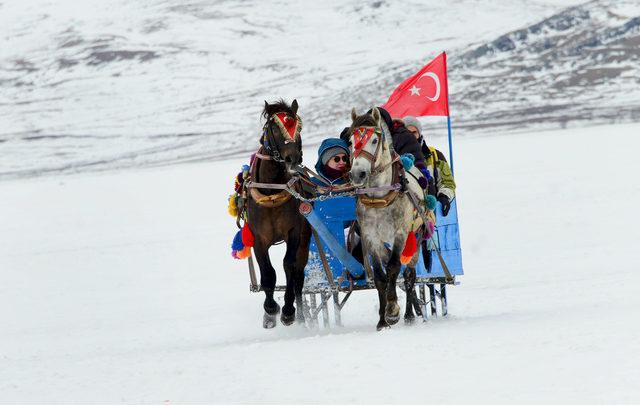 Donan Çıldır Gölü üzerinde atlı gezi ve halay