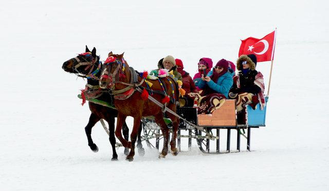 Donan Çıldır Gölü üzerinde atlı gezi ve halay