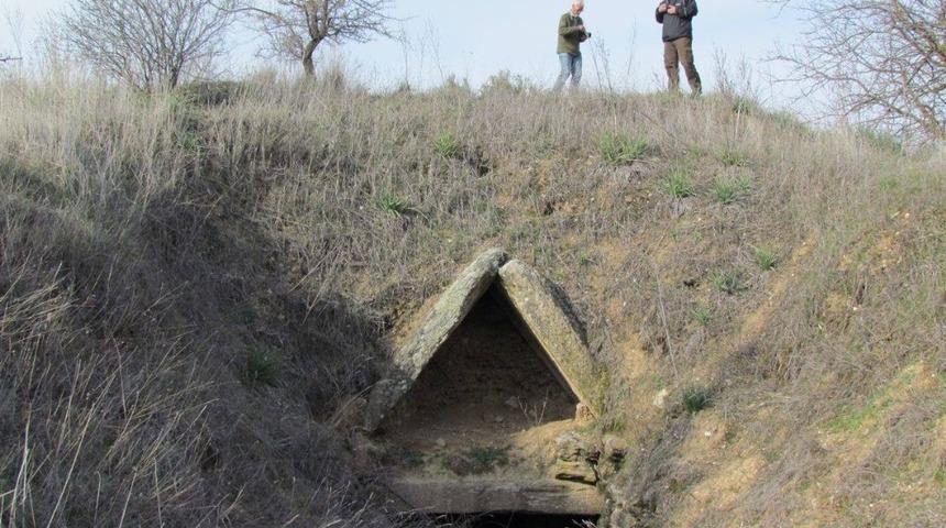 Defineciler tarihi mezara zarar verdi