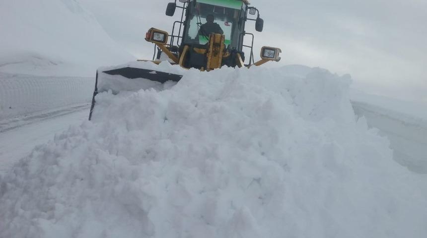 6 mezra yolunda karla m&uuml;cadele &ccedil;alışması