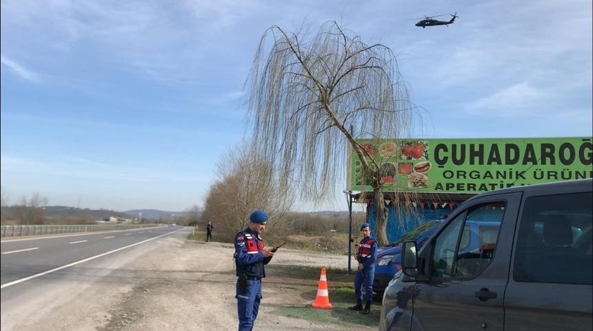 Sakarya&rsquo;da helikopterli trafik denetiminde 28 ara&ccedil; s&uuml;r&uuml;c&uuml;s&uuml;ne ceza kesildi
