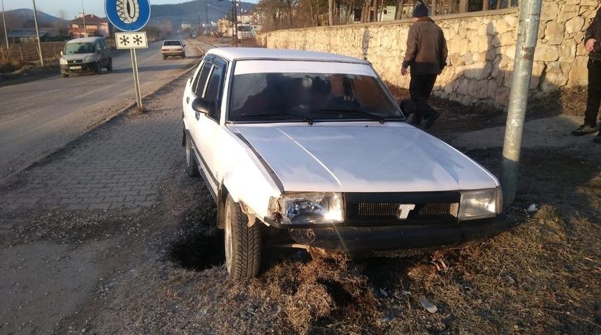 Yoldan &ccedil;ıkan otomobil, kanala u&ccedil;tu