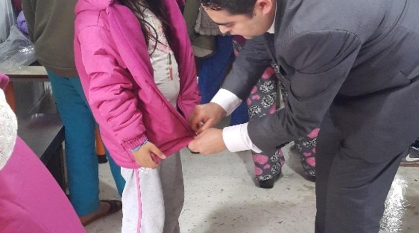 Sağlık&ccedil;ılardan ihtiya&ccedil; sahibi &ccedil;ocukları ısıtan yardım