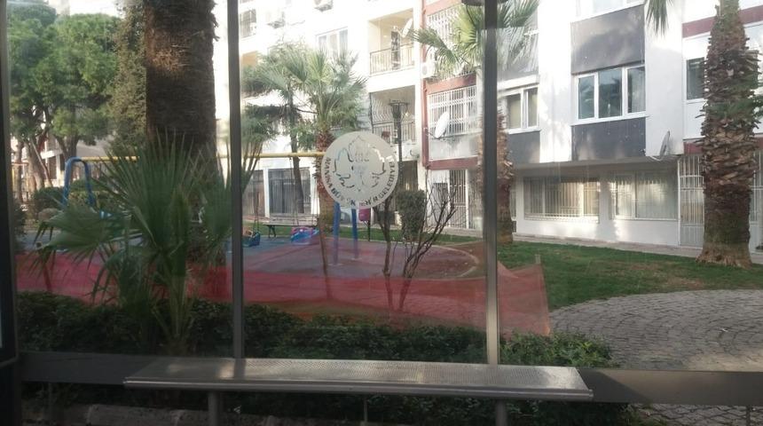 Duraklardaki afişler temizleniyor