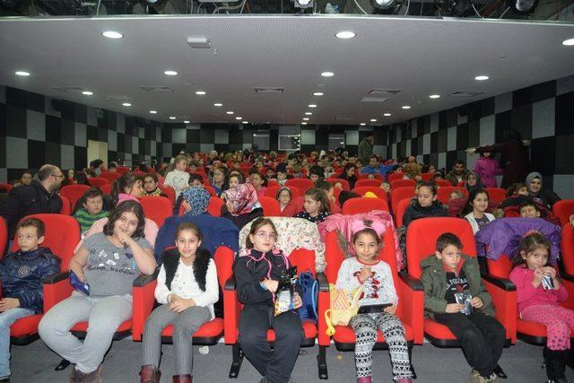 14 bin çocuk ücretsiz sinema ve tiyatro ile buluştu