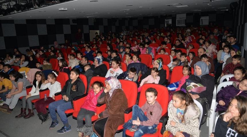 14 bin &ccedil;ocuk &uuml;cretsiz sinema ve tiyatro ile buluştu
