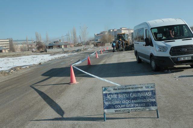 VASKİ ekipleri, dondurucu soğukta ateş yakarak çalıştı