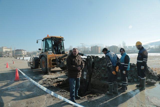 VASKİ ekipleri, dondurucu soğukta ateş yakarak çalıştı