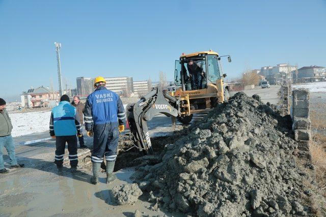 VASKİ ekipleri, dondurucu soğukta ateş yakarak çalıştı