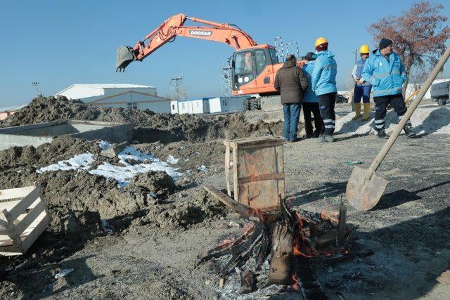 VASKİ ekipleri, dondurucu soğukta ateş yakarak çalıştı