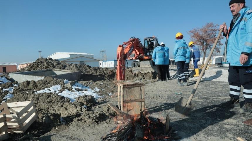 VASKİ ekipleri, dondurucu soğukta ateş yakarak &ccedil;alıştı